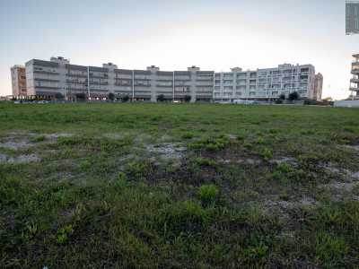 ...ci ritroviamo davanti a un grande prato situato su una sorta di collinetta
